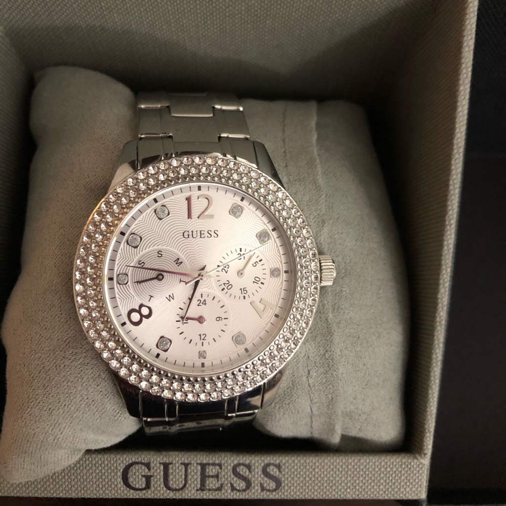 NWT 🎄GUESS Silver Women watch💖